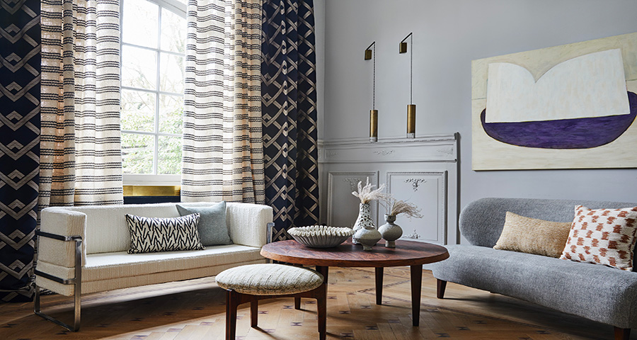 Image d'un intérieur de maison avec rideau et coussins assortis sur le canapé