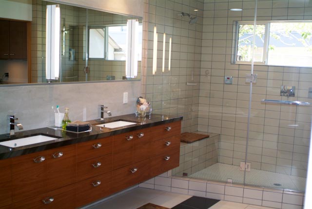 Image de la salle de bain principale le coin douche aprés travaux,. Rénovation d'une villa à Los Angeles.