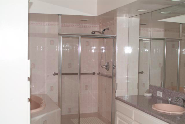 Image de la salle de bain principale avant transformation, le coin douche. Rénovation d'une villa à Los Angeles.
